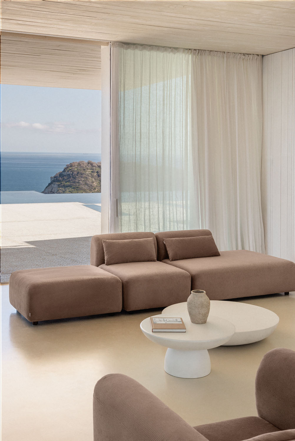 Sofa FOGLERA su pufu – bendras siluetas