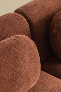 Modulinė sofa KOKETERA šviesiame svetainės interjere