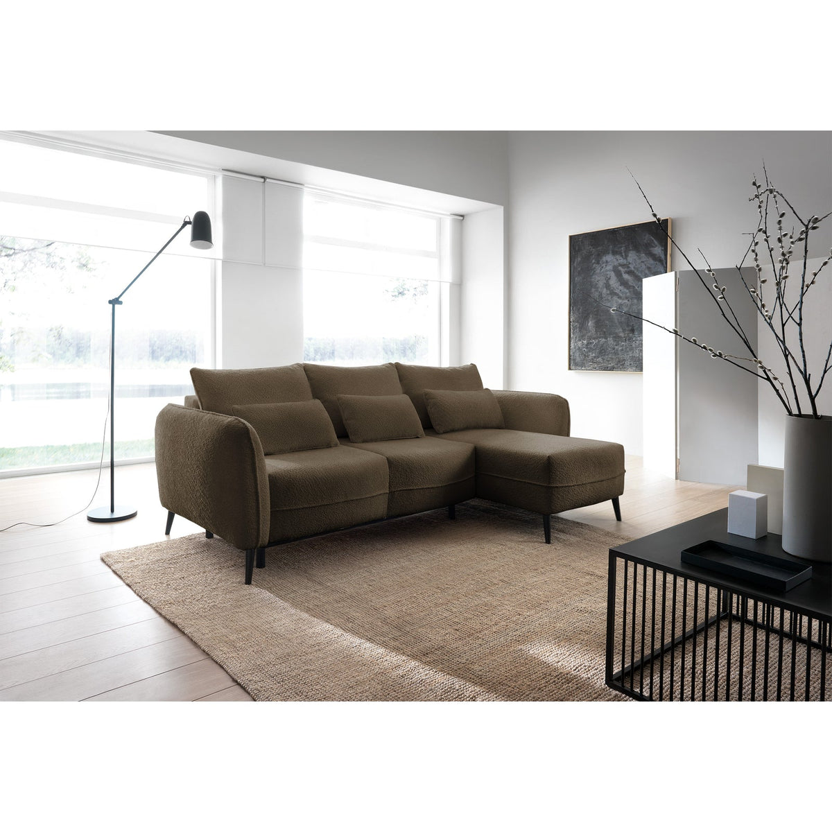 Kampinė sofa MILA, rudas, dešinė kompozicijoje su kitais baldais