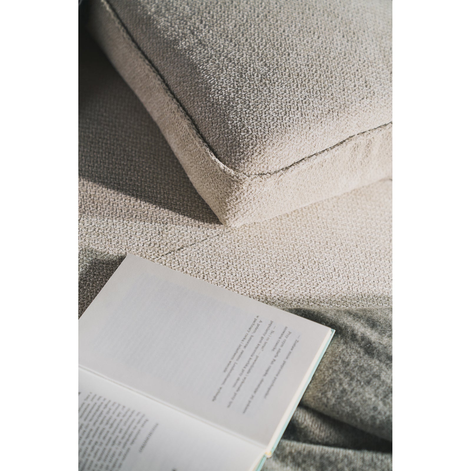 Kampinė sofa-lova HUGGLI, pilkai smėlinė, dešinė