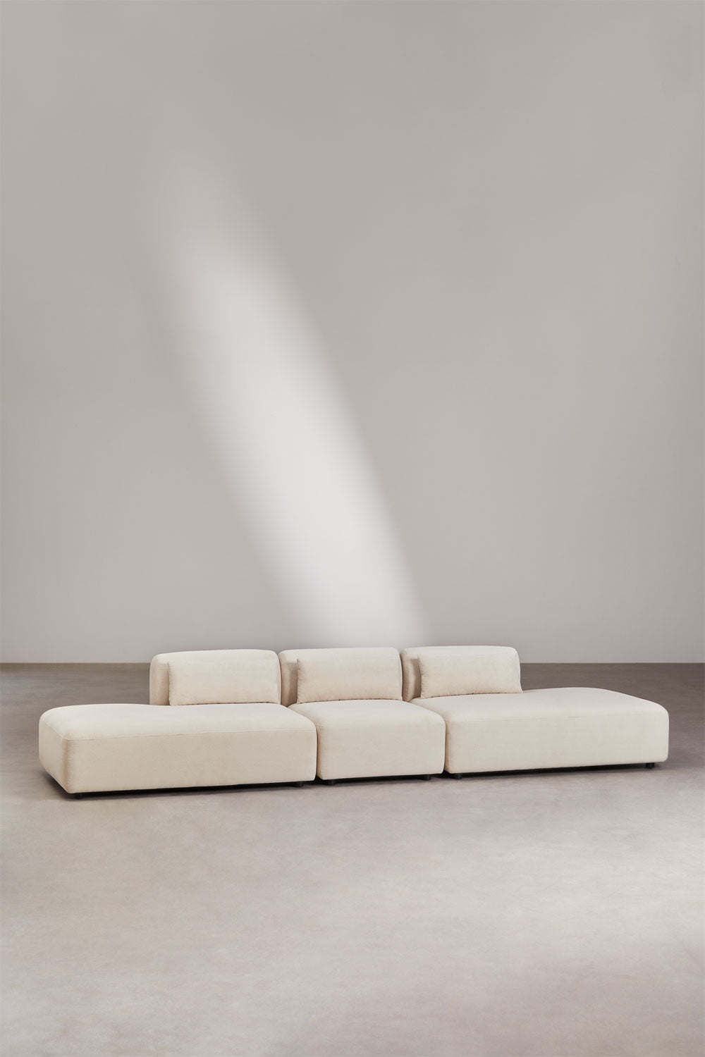 Sofa FOGLERA baltame fone, smėlio linas šenilo