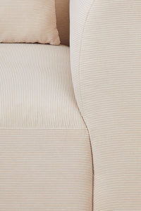 Kampinė sofa FOGLERA realioje aplinkoje, smėlio spalvos velvetas šenilo
