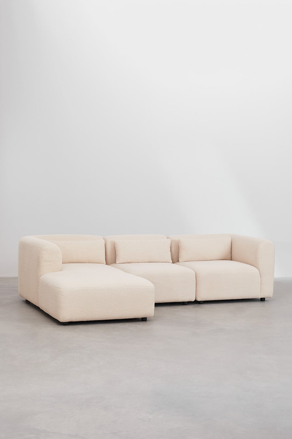 Kampinė sofa FOGLERA baltame fone, kreminis šenilas šenilo
