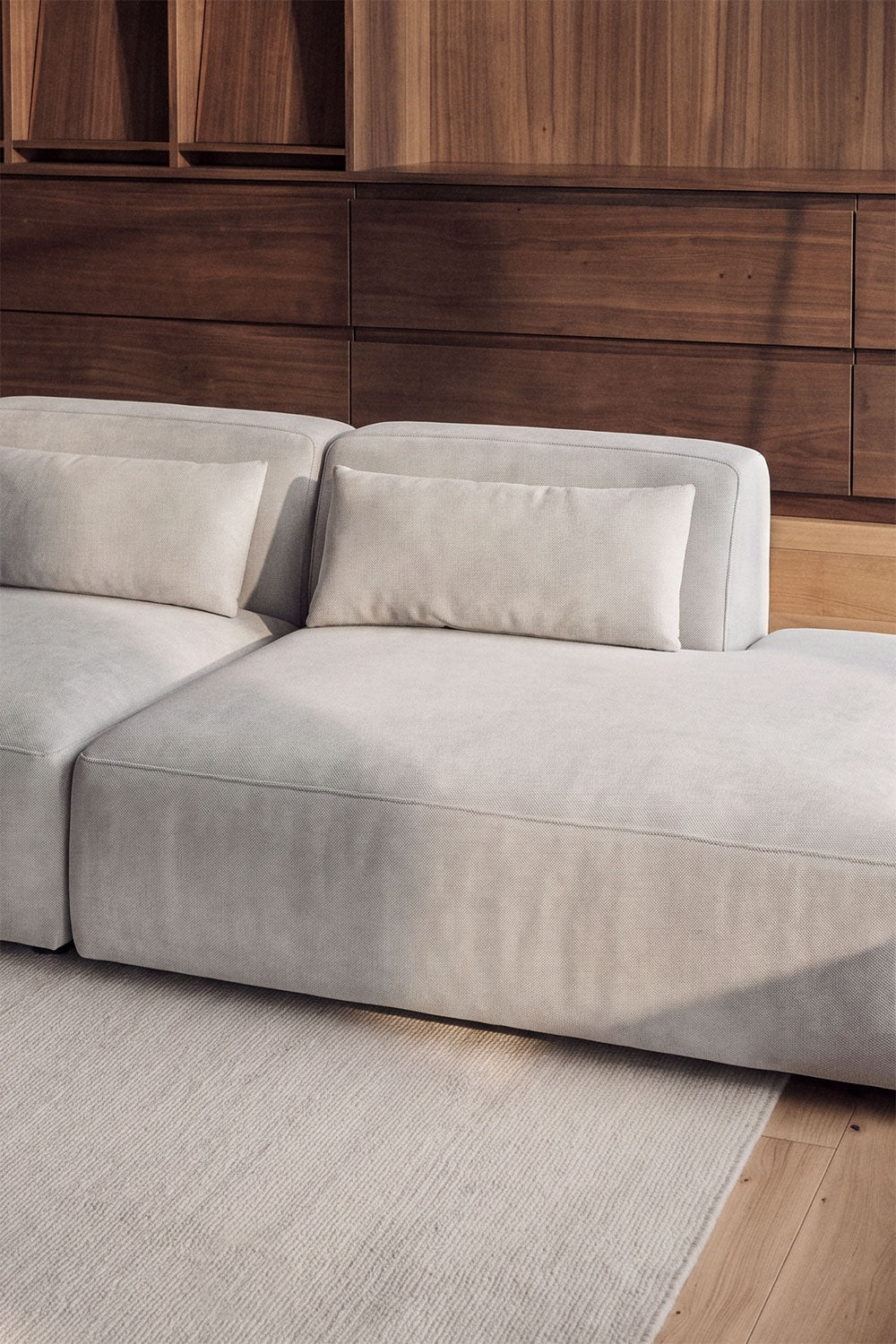 Kampinė sofa FOGLERA jaukiame svetainės interjere