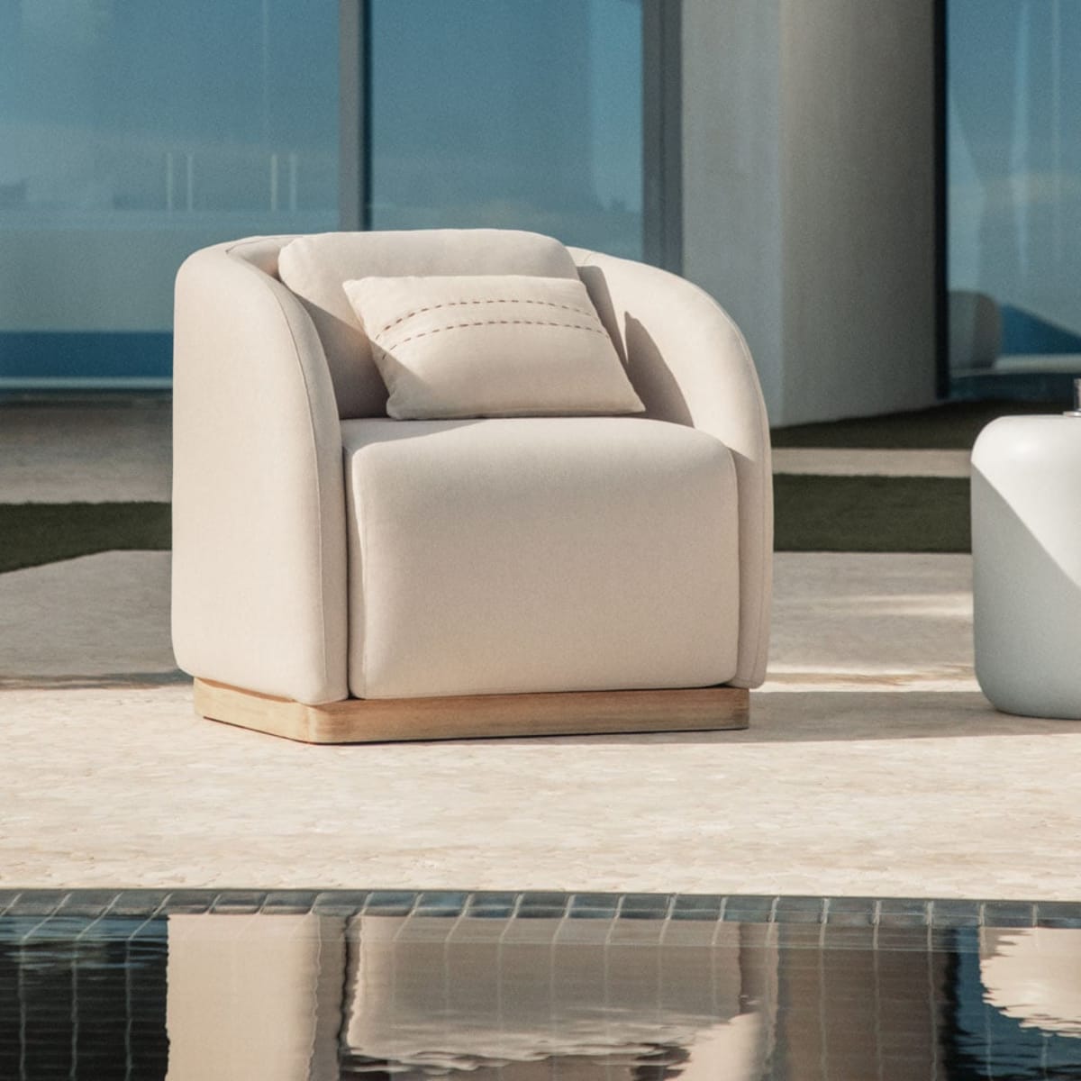 Lauko fotelis AKAVERA, Šviesiai akacijos ruda