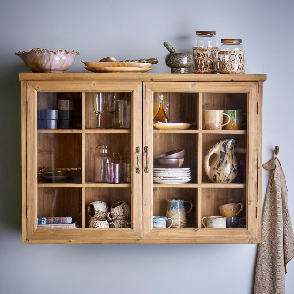 Vitrininė spintelė RUTHIE, natūralios spalvos eglės mediena