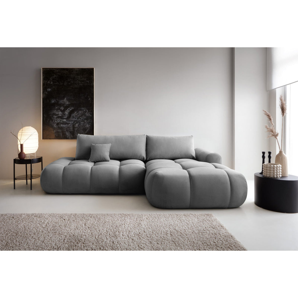 Kampinė sofa TARRA minimalistiniame svetainės interjere