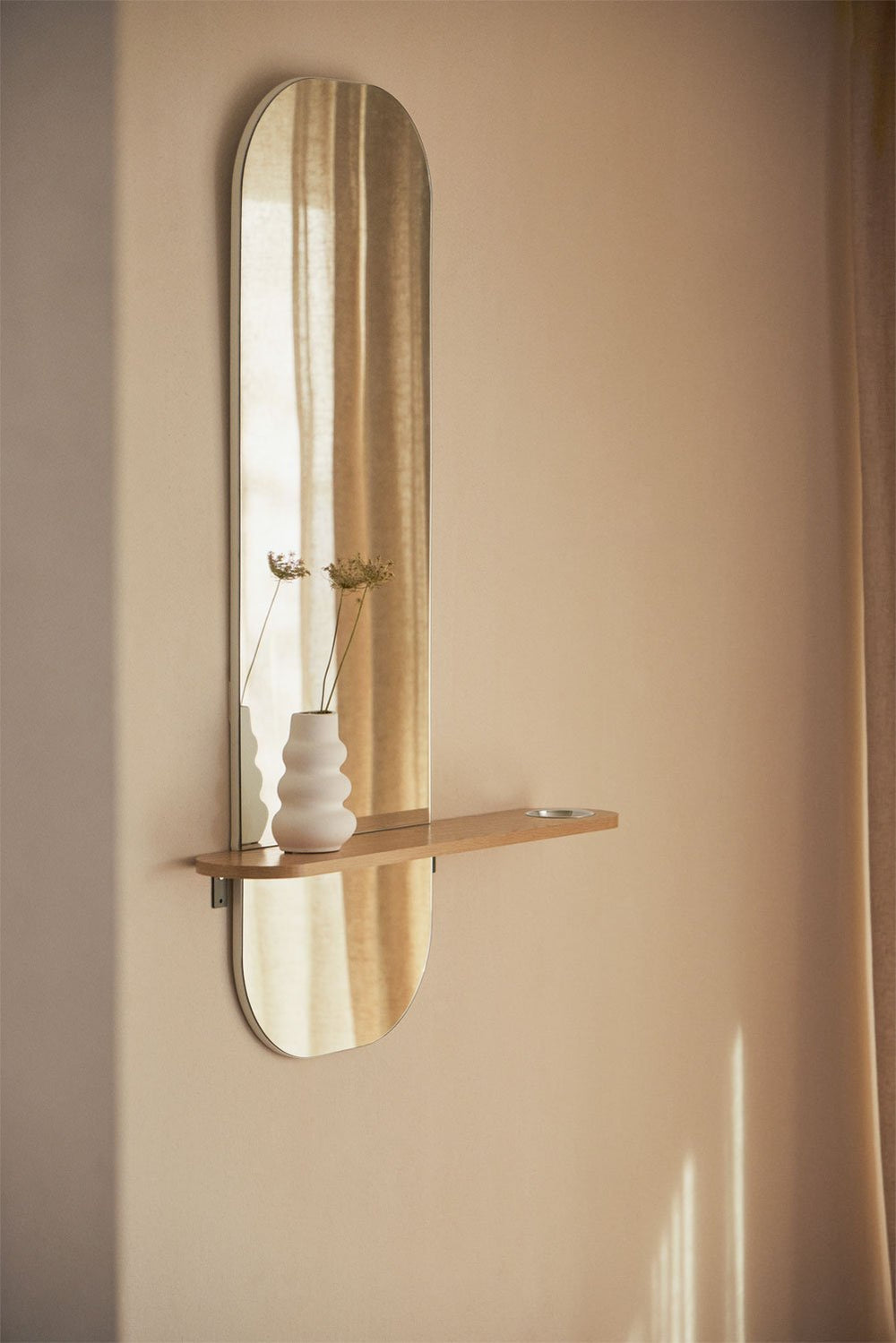 Konsolė su veidrodžiu NOREURA su lentynėle šviesiai įėjimo zonai