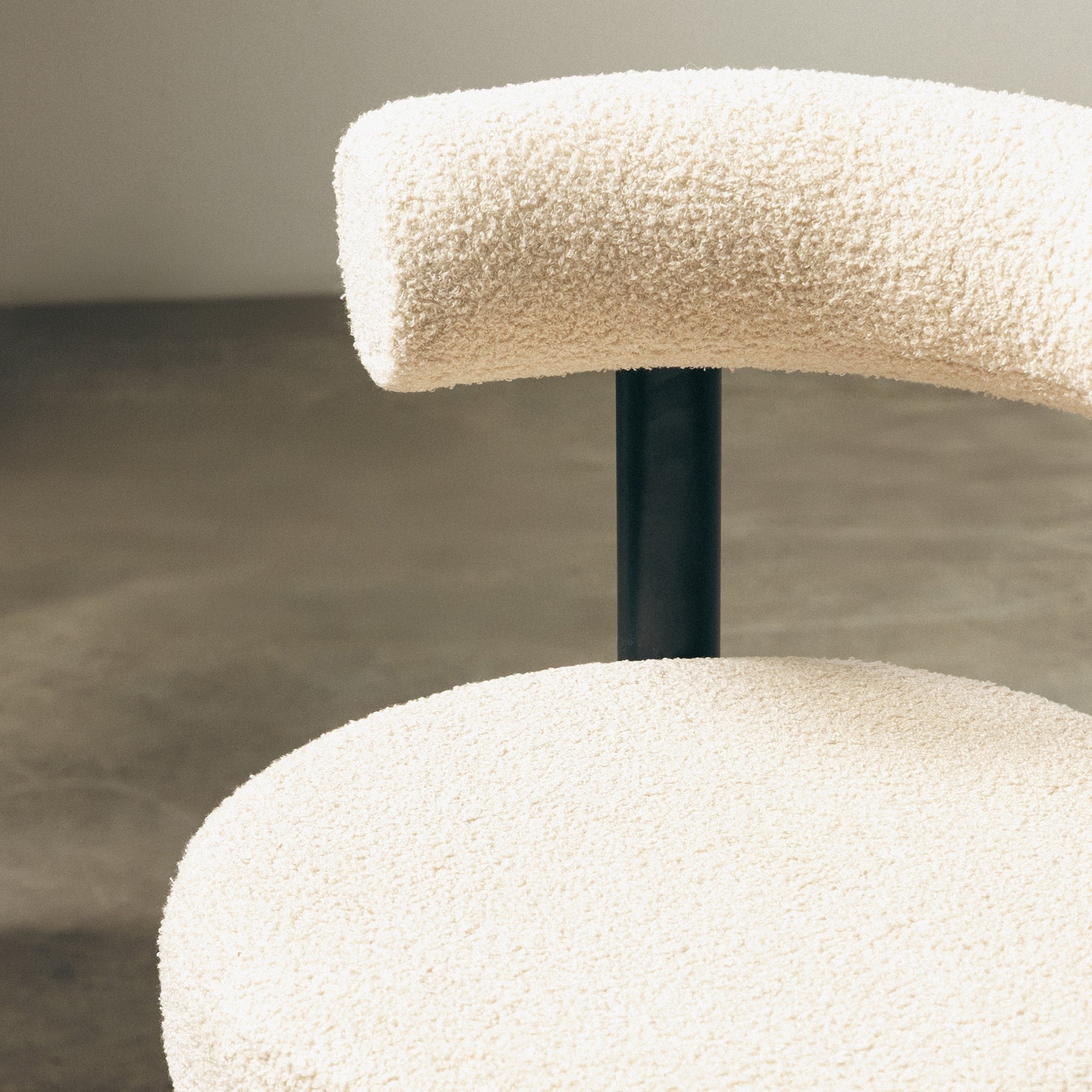 Bar stool PLISSE, boucle, sand/black
