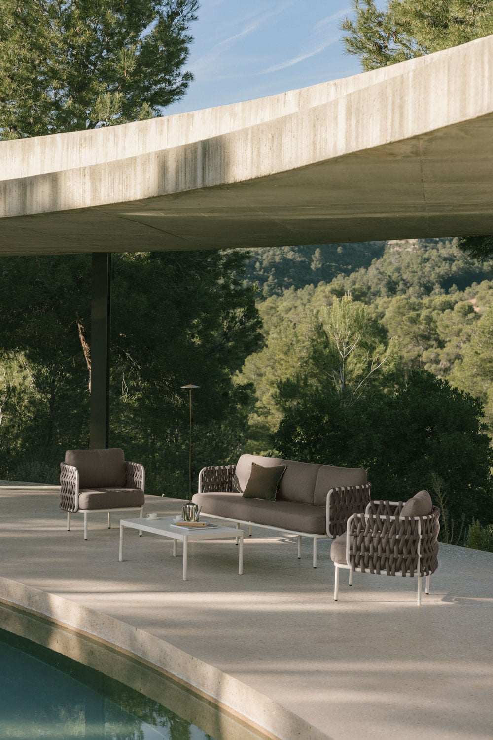 Lauko baldų komplektas TEVARY, sofa, foteliai, staliukas, mokos ruda ir balta