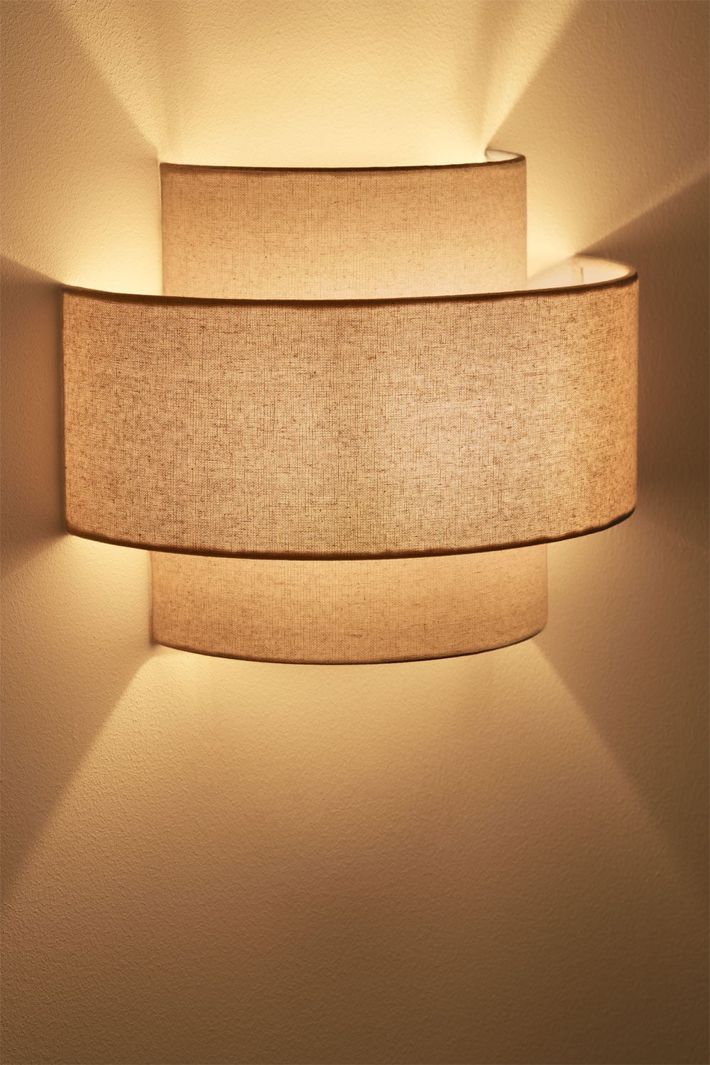 Sieninio šviestuvo LUMIRENA matinio paviršiaus detalė