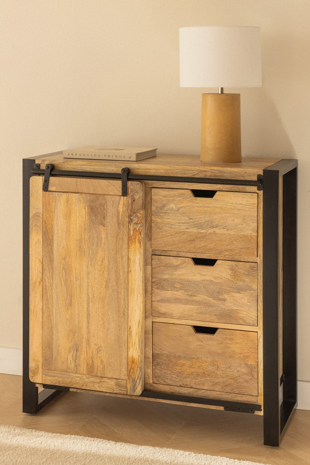 Komoda KKESUA, mango mediena ir metalas