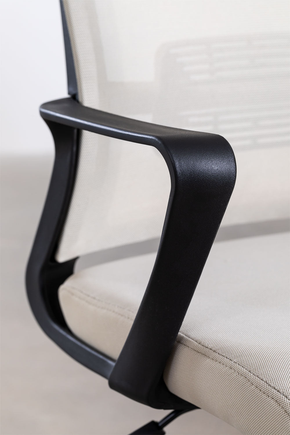 Biuro kėdės BLACK apvalintų formų detalė