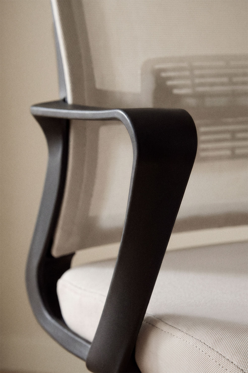Biuro kėdės BLACK užpakalinės dalies detalė