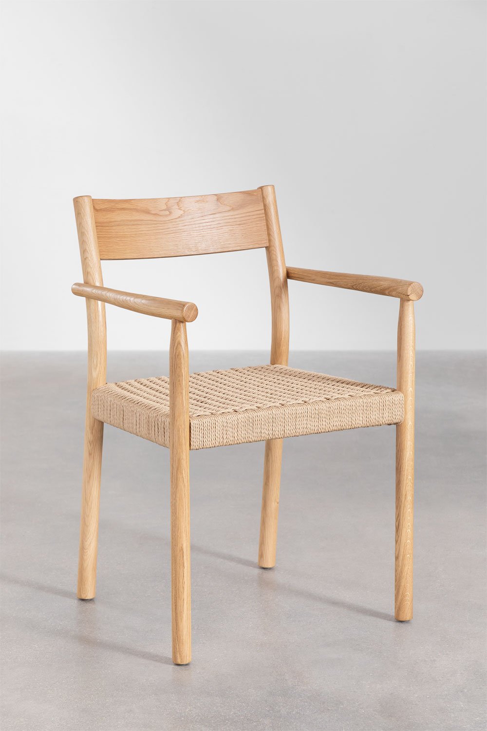 Kėdė su tvirtomis kojelėmis ir elegantišku siluetu | namuideja.lt | elegantiška kėdė