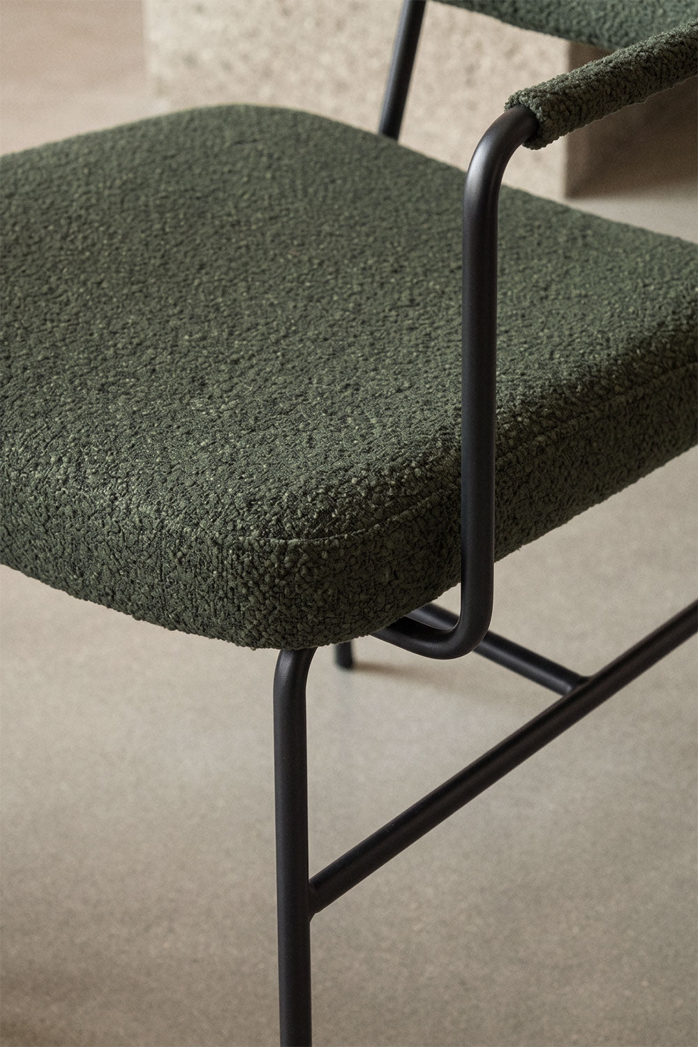 Valgomojo kėdės MILERA minimalistinio dizaino detalė