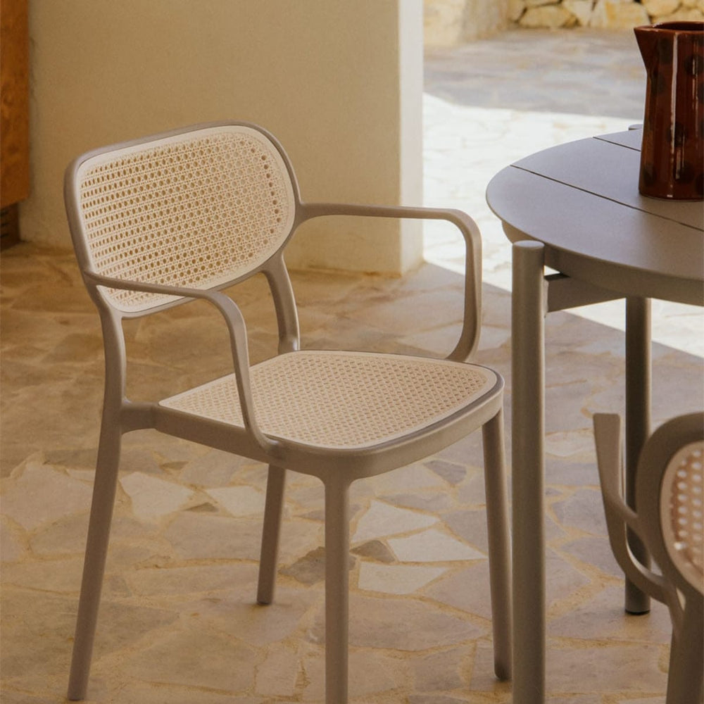 OQUERCO outdoor chair with armrests, mocha brown