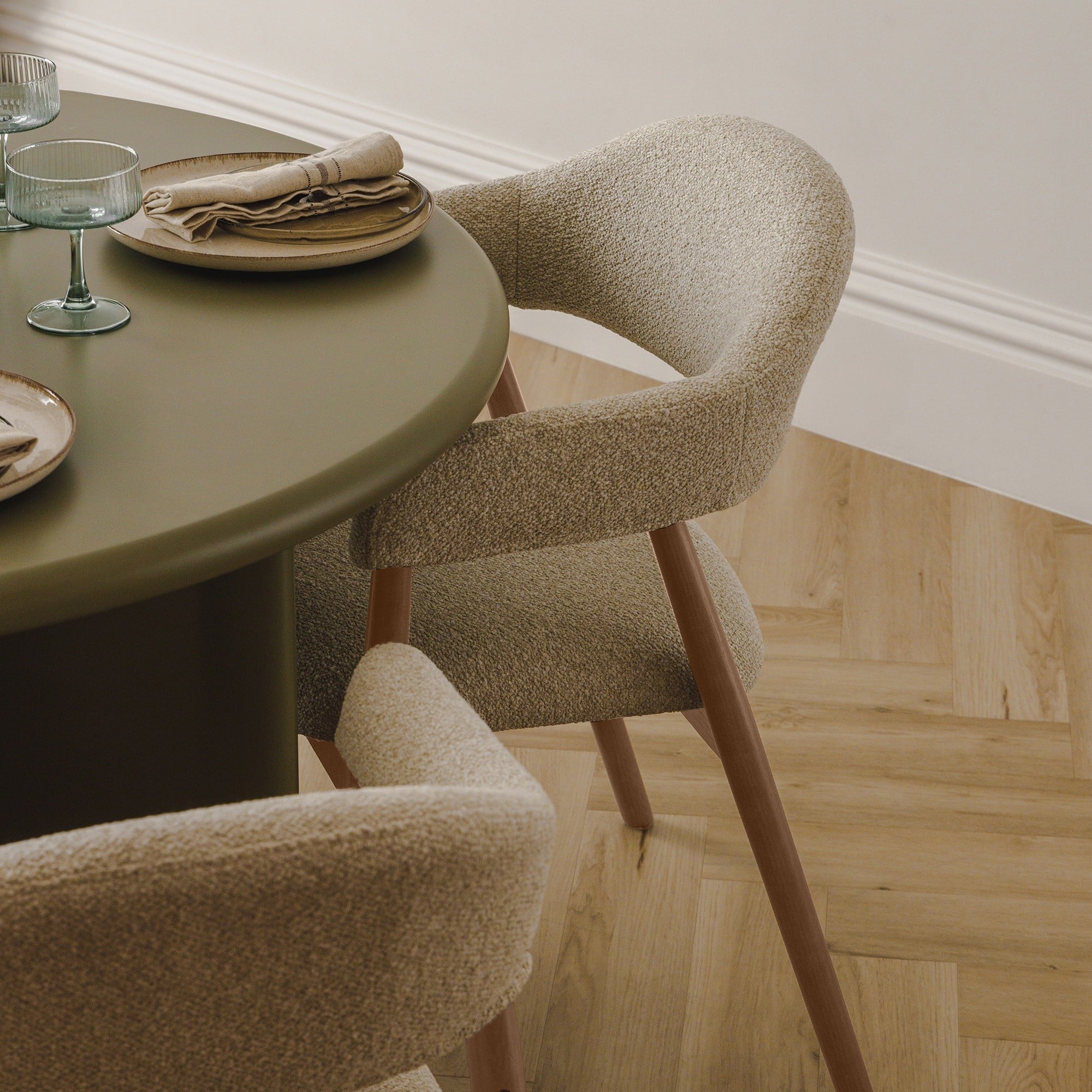 Chair VOLUTE, boucle, sand/light walnut
