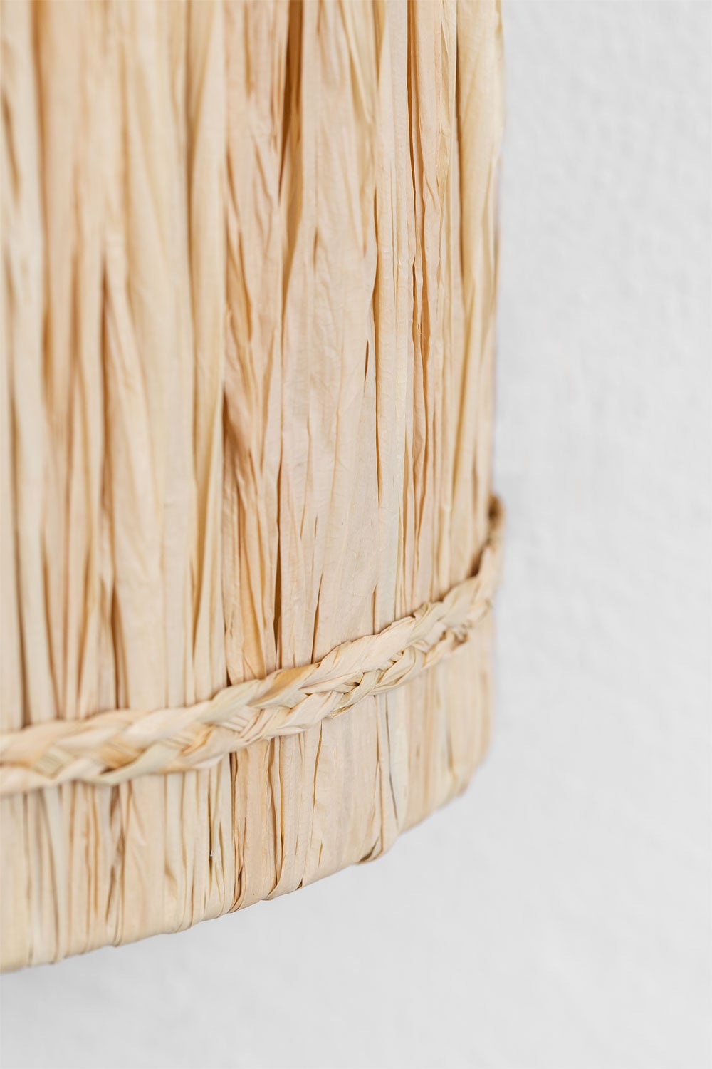 Sieninio šviestuvo GIRULA matinio paviršiaus detalė