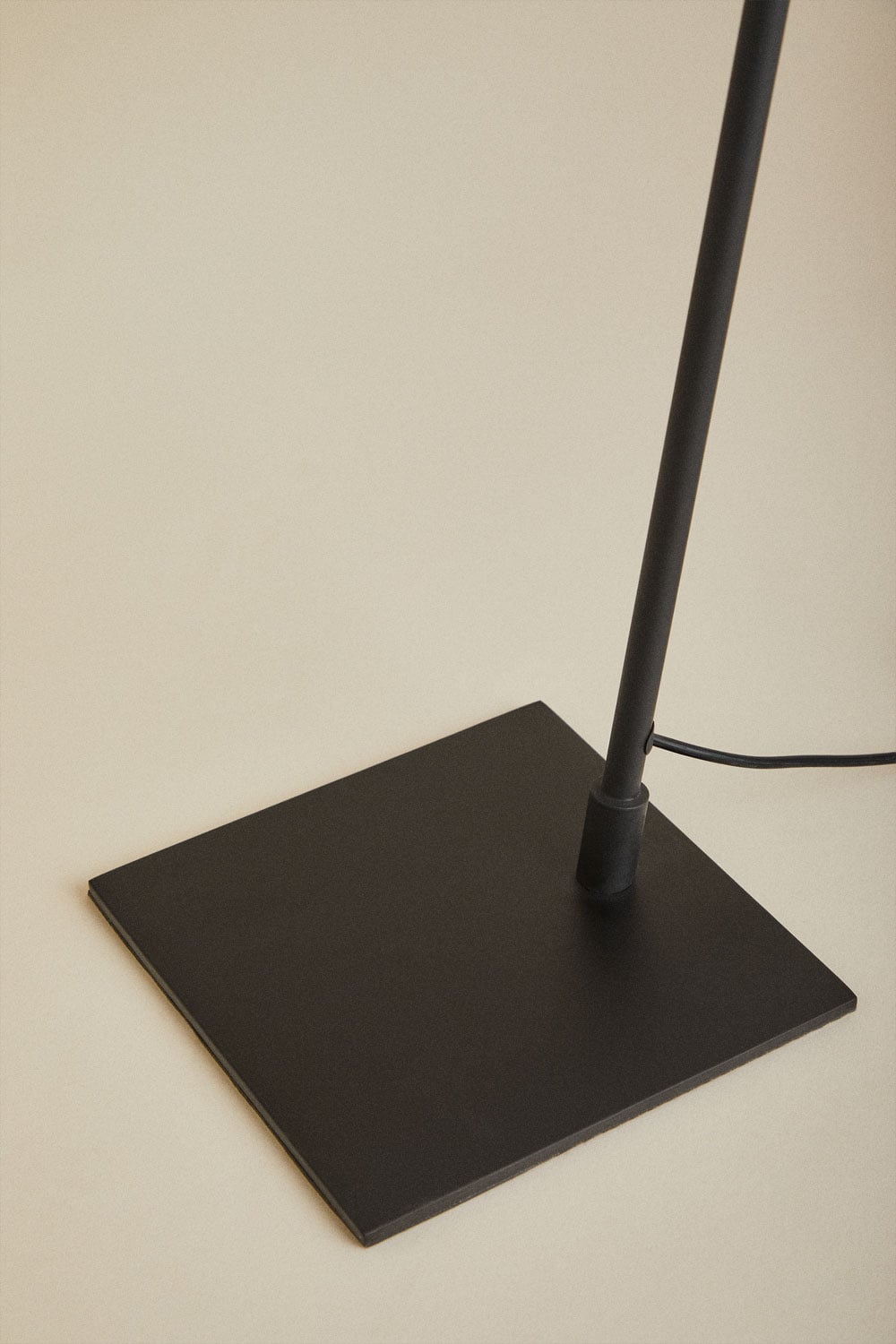 Stalinė LED kojos formos detalė