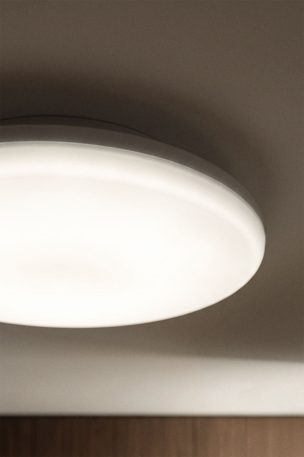 LED lubinis šviestuvas TADEU šviesiame svetainės interjere