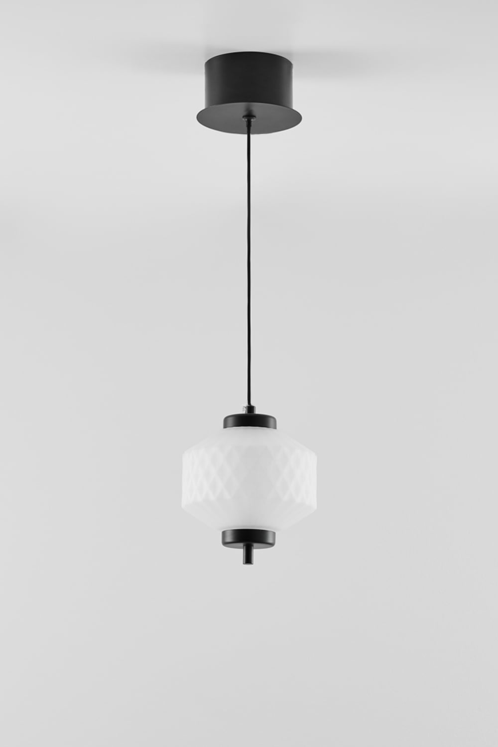 Pakabinamas LED šviestuvas NESARA, juoda