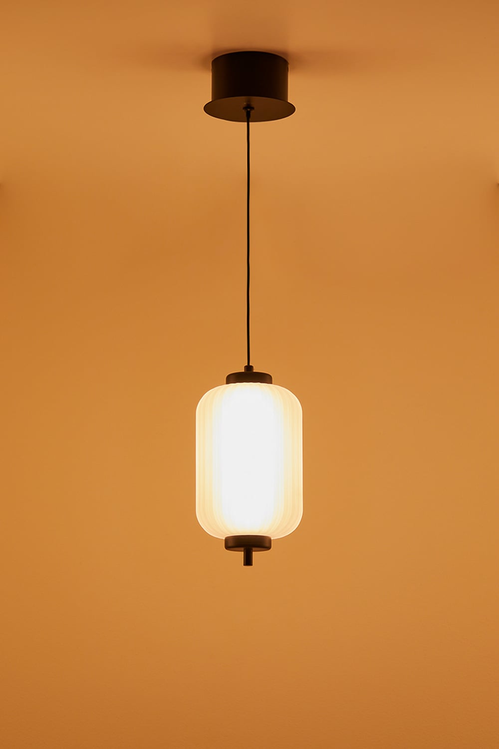 Pakabinamas LED šviestuvas NESARA, juoda