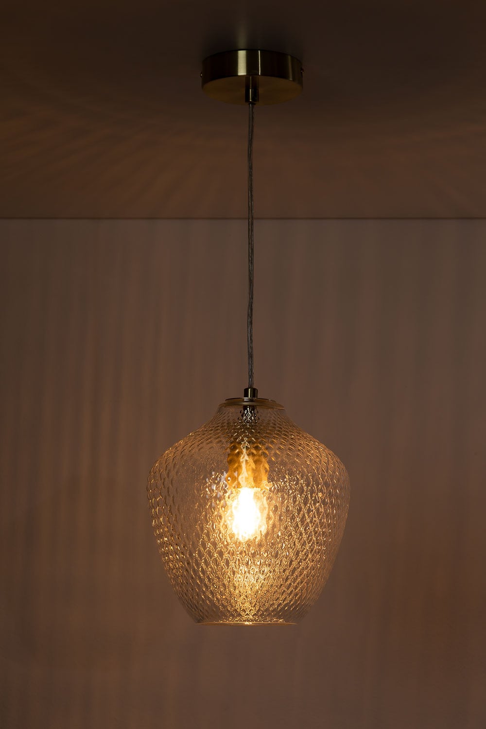 Pakabinamo šviestuvo TEJLORA paviršiaus detalė