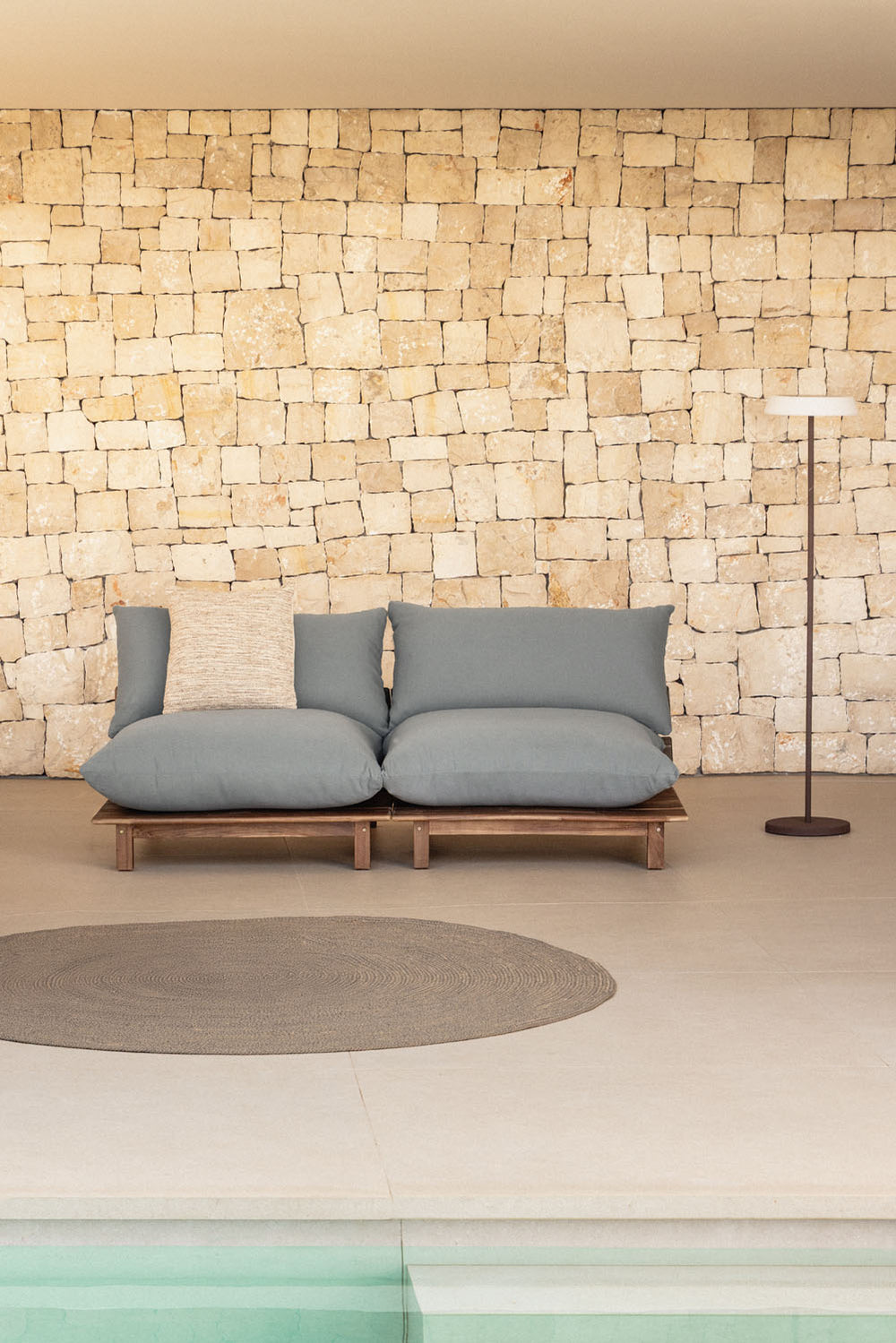 Lauko dvivietė sofa ALBA, pilka