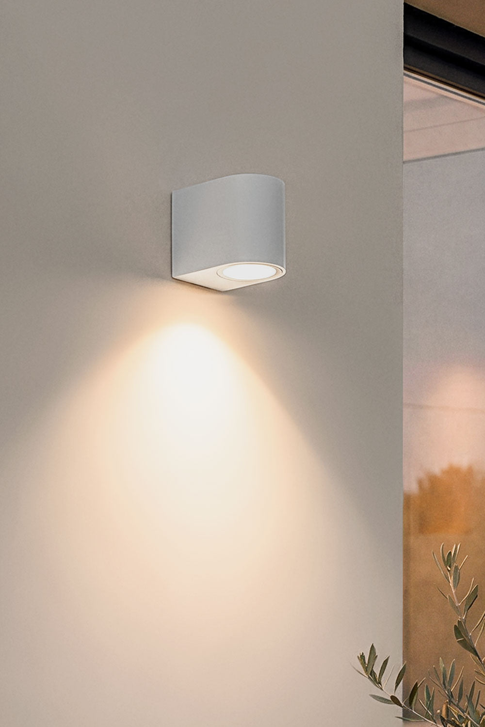 Āra sienas lampa XILVEN, balta, cilindriska