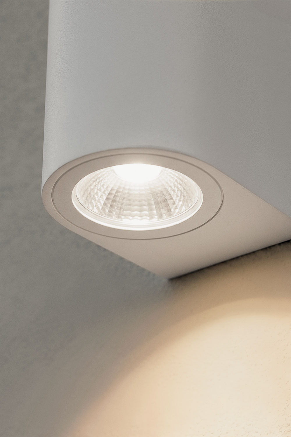 Āra sienas lampa XILVEN, balta, cilindriska