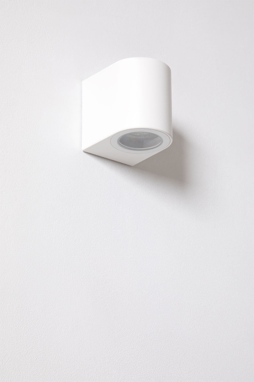 Āra sienas lampa XILVEN, balta, cilindriska