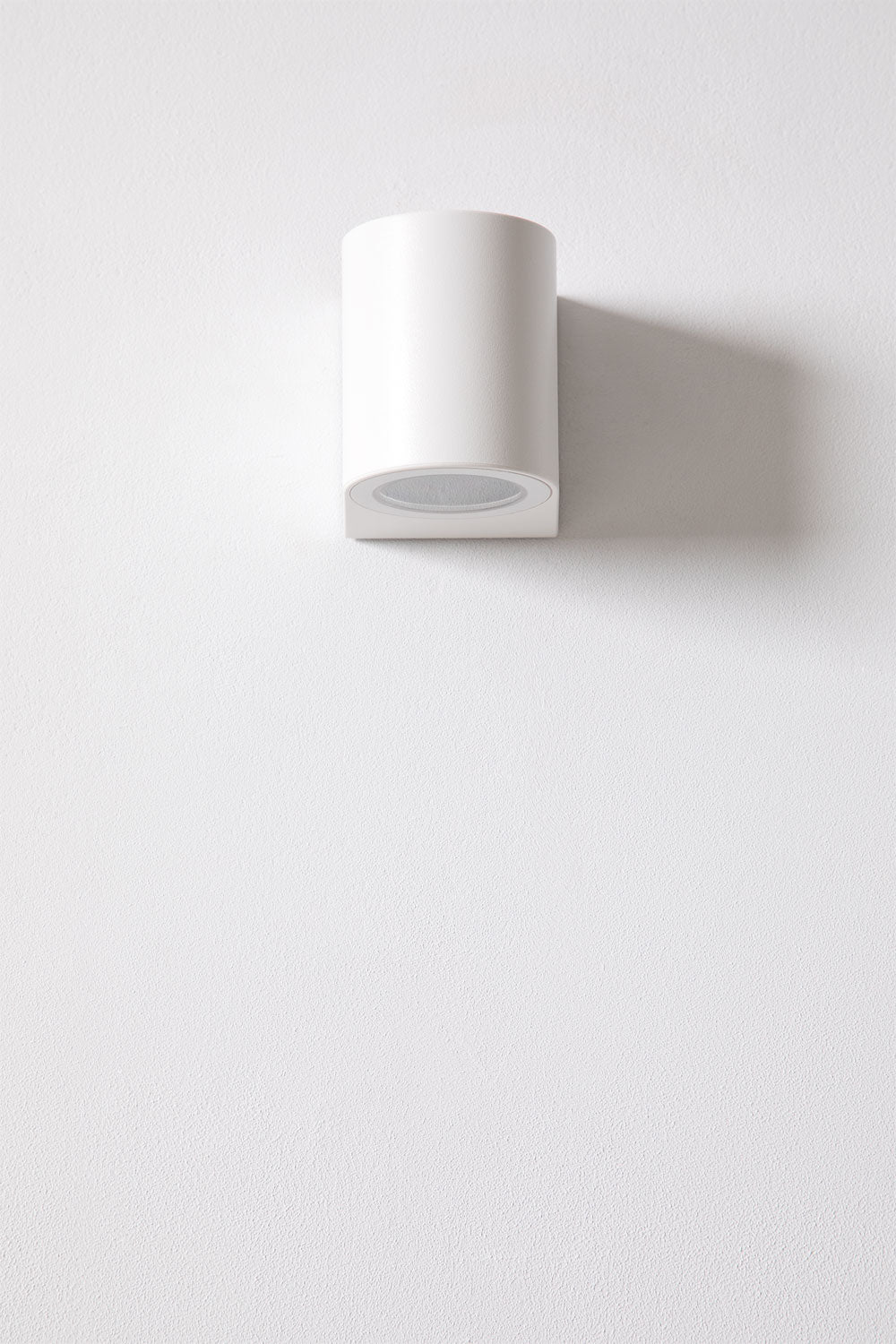 Āra sienas lampa XILVEN, balta, cilindriska