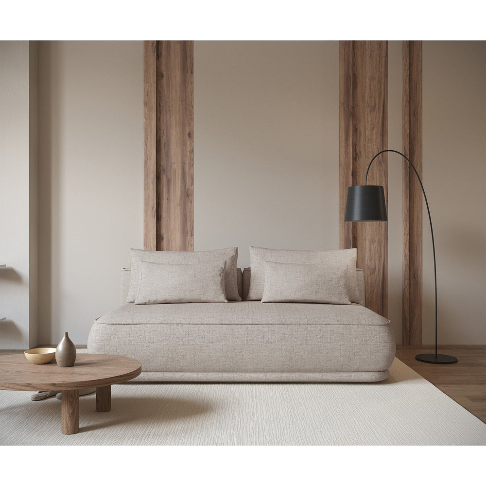 Sofa-lova LINVERA, šviesiai smėlinė šenilas svetainės kompozicijoje