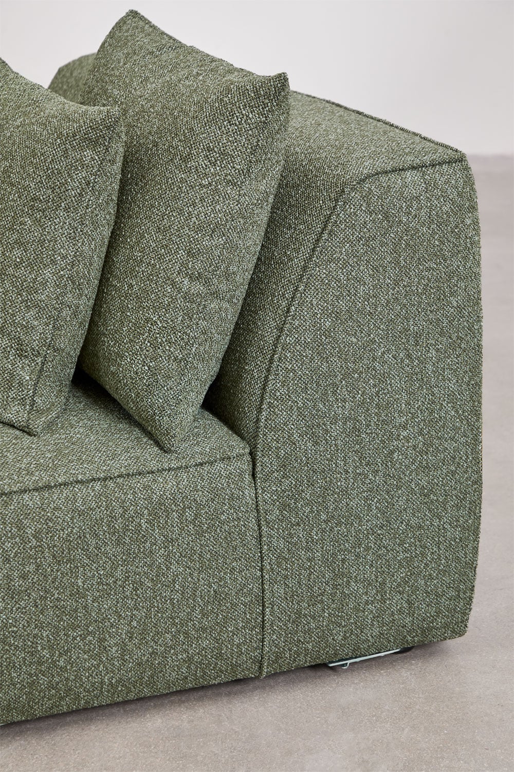 Modulinė sofa DZORELA realioje aplinkoje, tamsi akacija