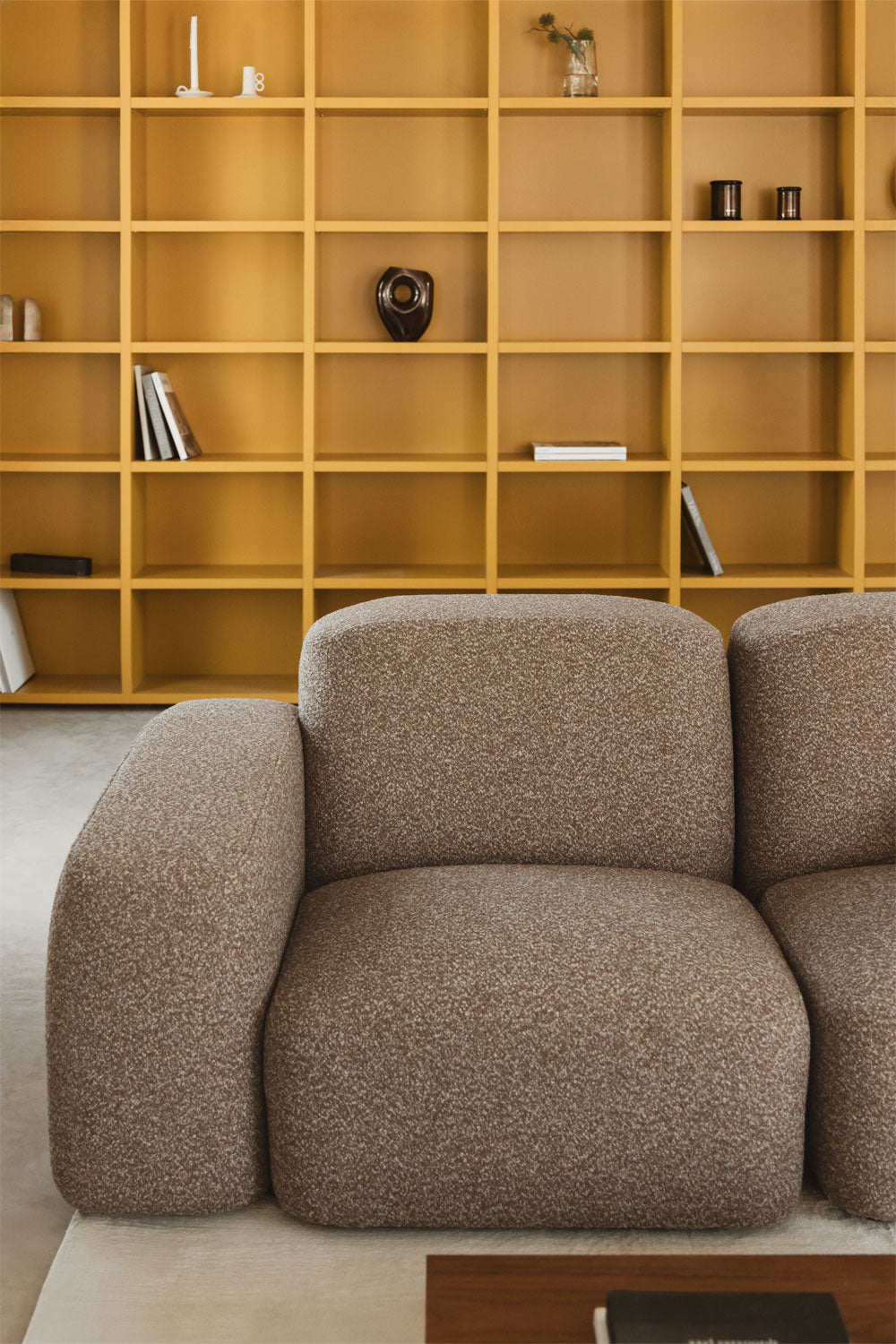 Kampinė sofa KARDENA, kreminis boucle, 3 dalys su kairiuoju gultu