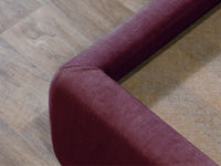 Lova JADE, 180x200 cm, raudona svetainės interjere