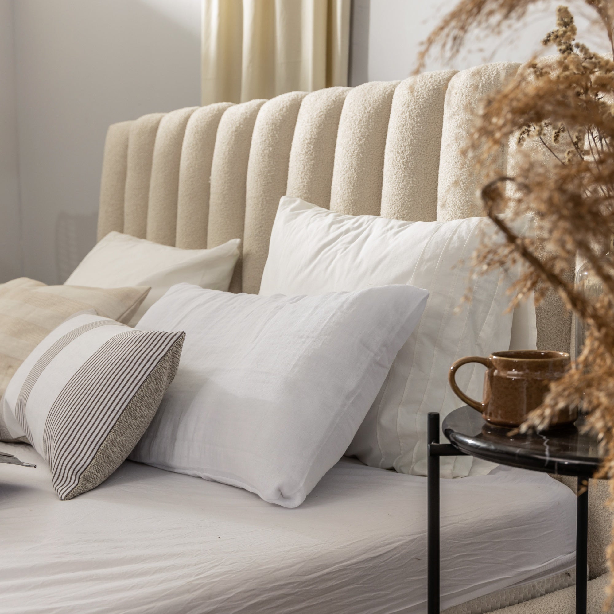 Lova vertical boucle kremine – minimalistinė lova, kuri sujungia MODERNų stilių ir komfortą | namuideja.lt | lovos, miegamasi