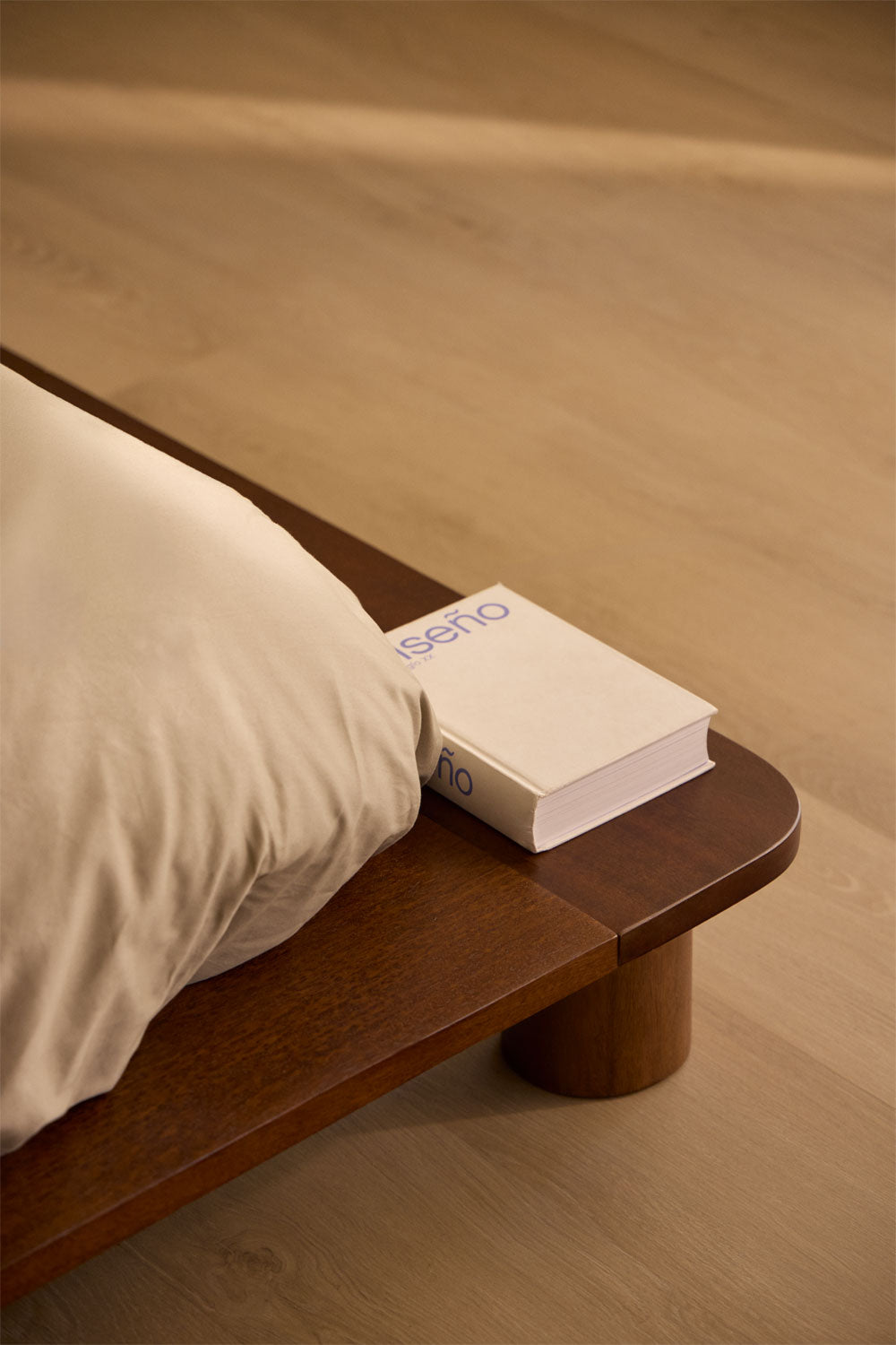 Lova MARISELINA, tamsi mediena, 160×200 cm