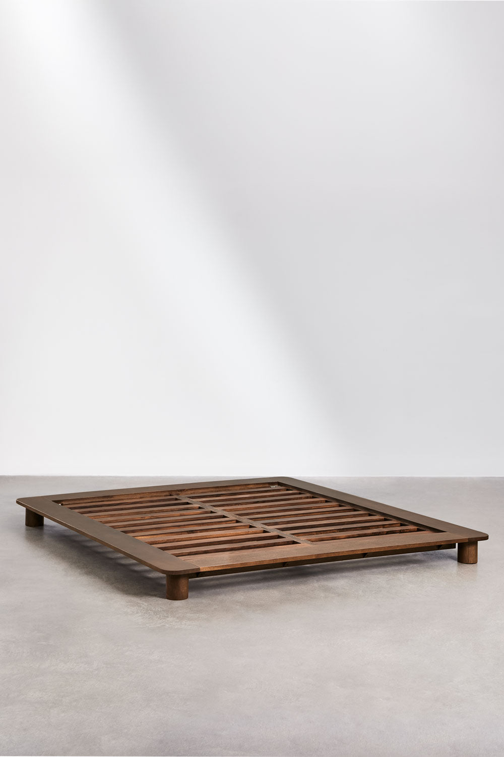 Lova MARISELINA, tamsi mediena, 200×200 cm