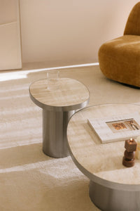 Pagalbinis staliukas CALEARA travertino pagalbinis staliukas su metaline baze