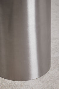 Pagalbinis staliukas CALEARA interjere prie sofos