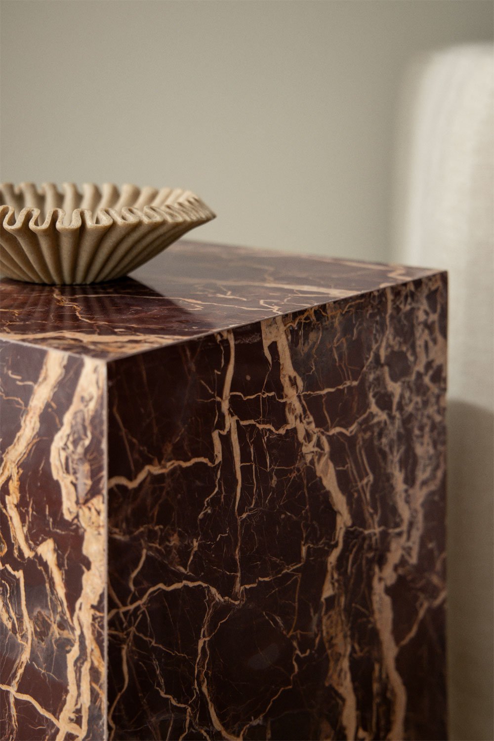 Šoninis staliukas NORAENA, raudono marmuro