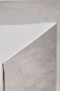 Pagalbinis staliukas NAVEIRO poliruoto paviršiaus atspindžių detalė