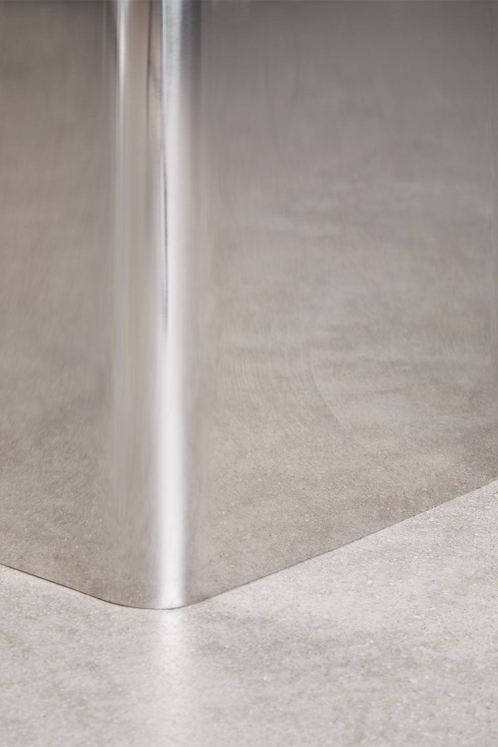 Pagalbinis staliukas NAVEIRO išraiškingas akcentas prie sofos ar lovos