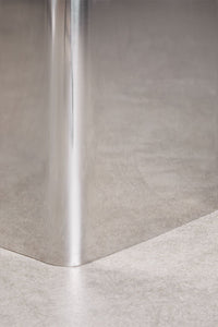 Pagalbinis staliukas NAVEIRO išraiškingas akcentas prie sofos ar lovos