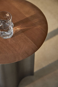 Pagalbinis staliukas VERAURA vaizdas iš šono su metaliniu rėmu