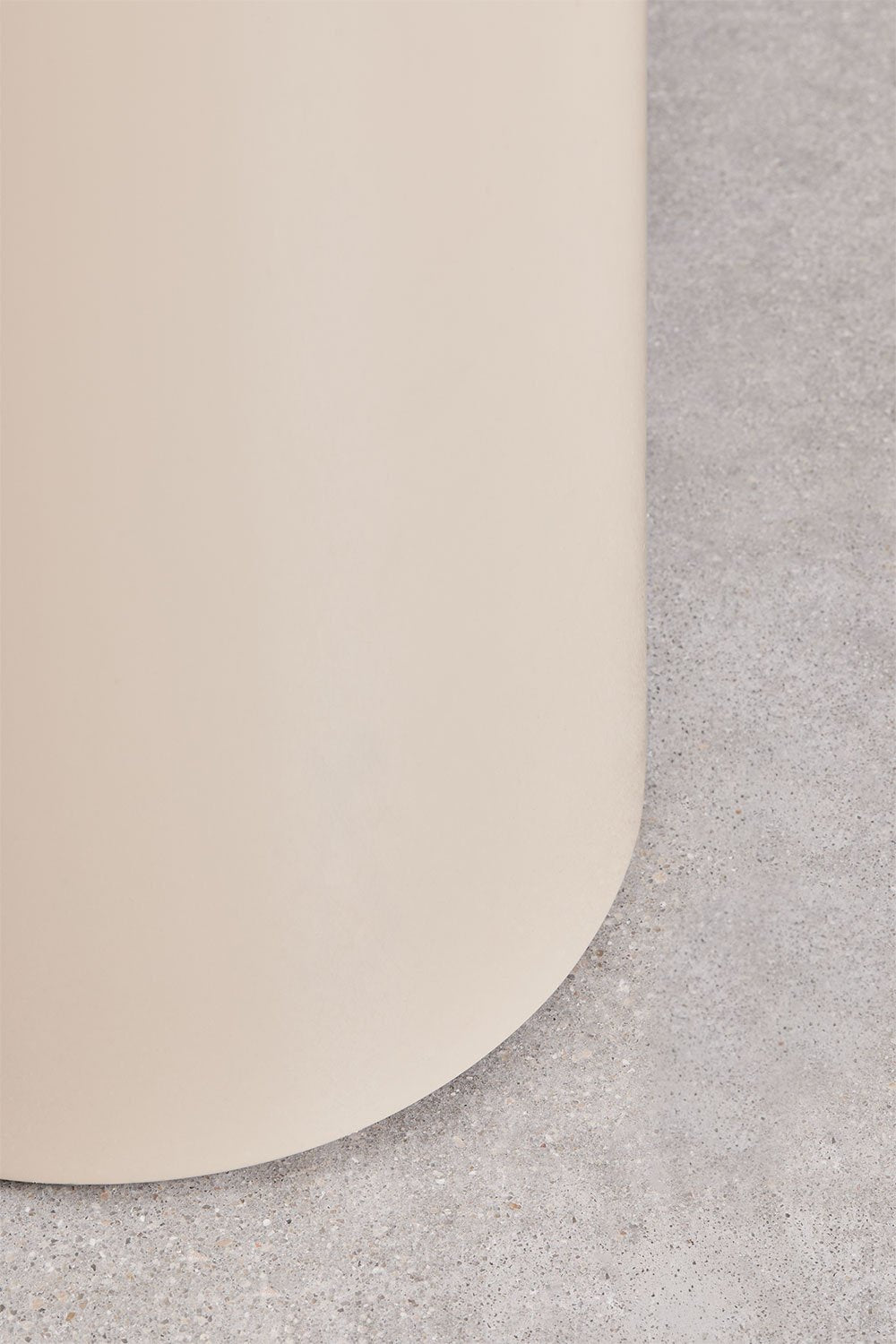 Pagalbinis staliukas KORUERO moderniame interjere