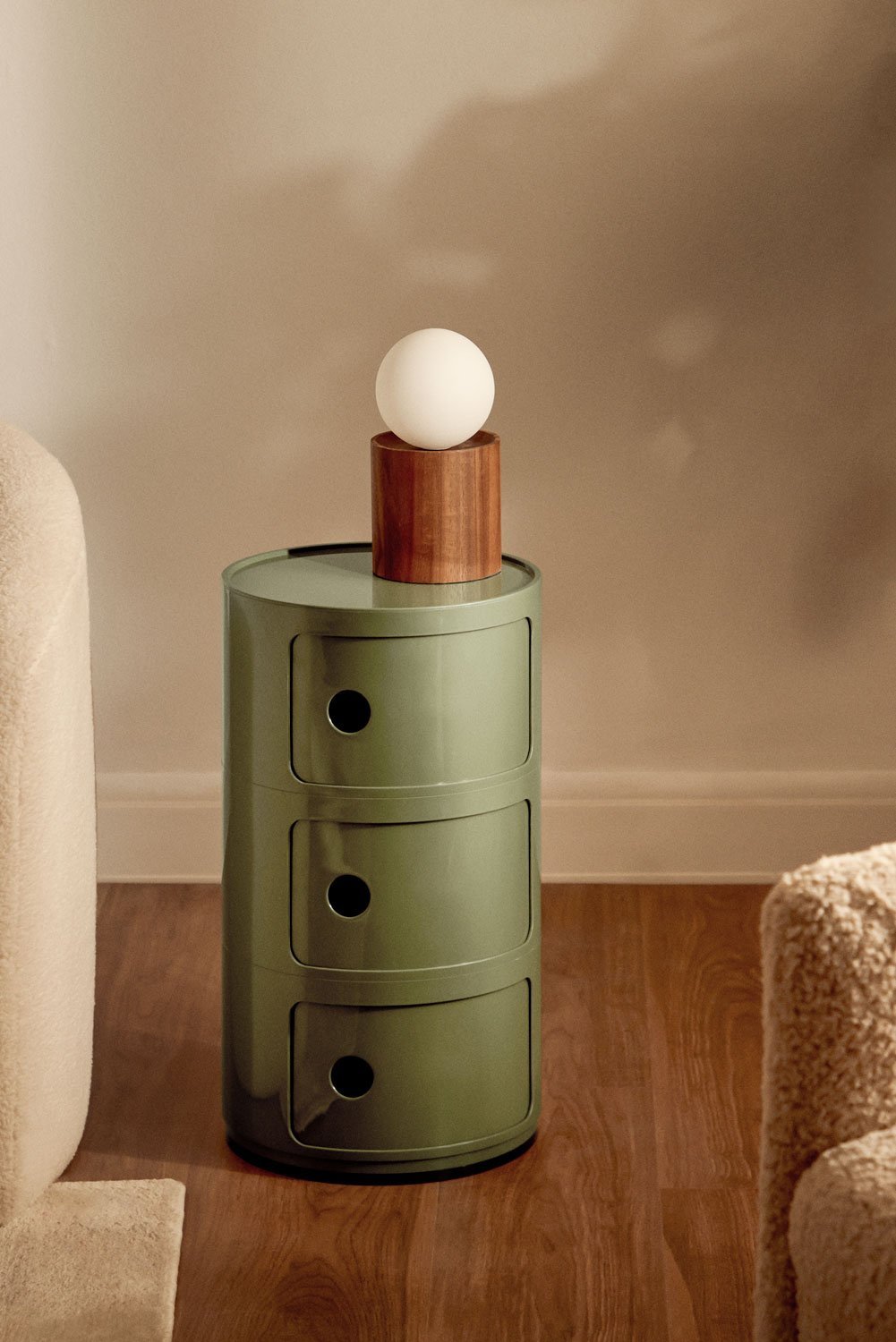 Apvalus staliukas SARUORA 30 cm su slankiojančiomis durelėmis šalia sofos