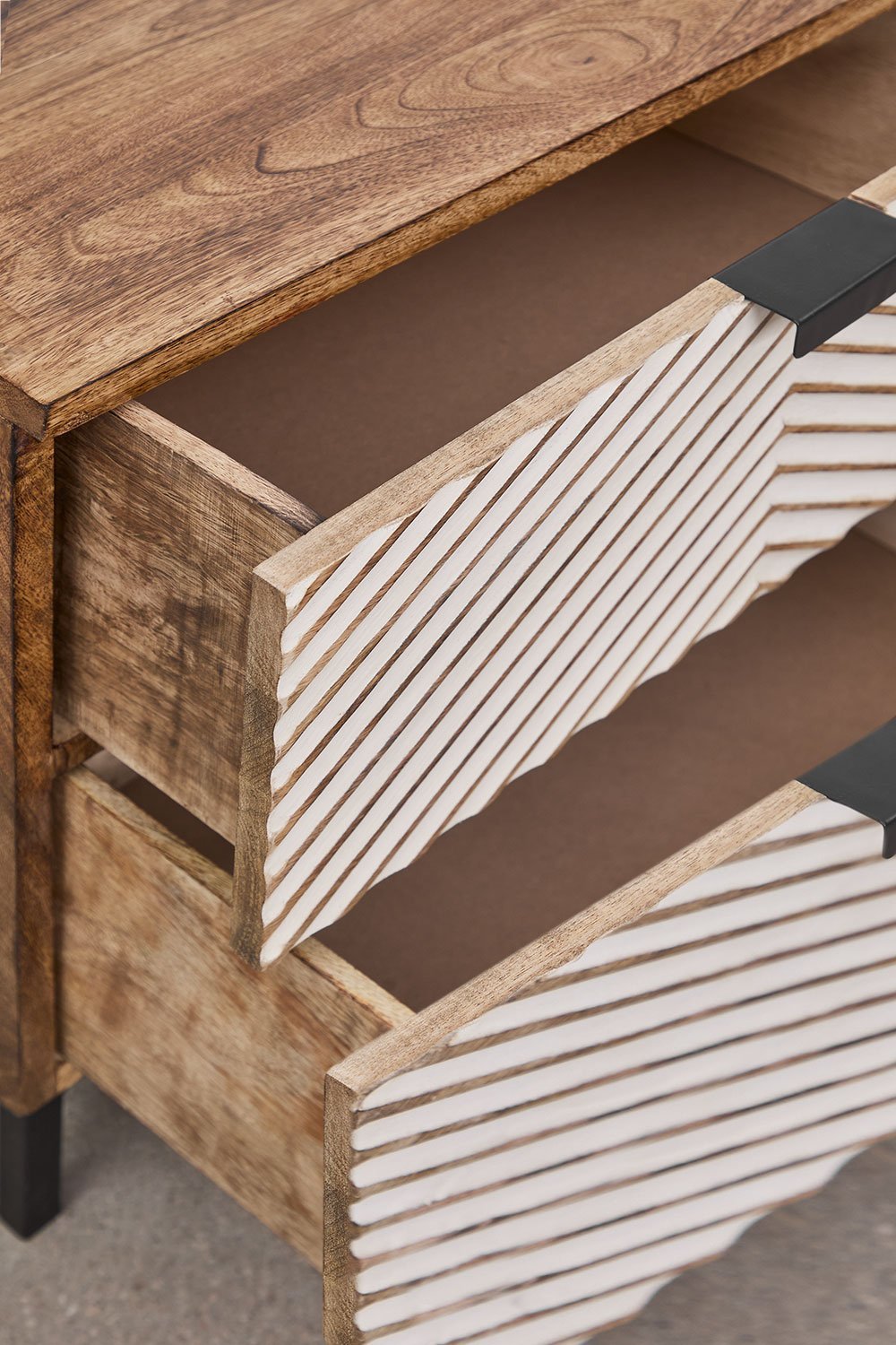 Išraiškinga naktinė spintelė LOROURA 50x35 cm miegamojo interjere